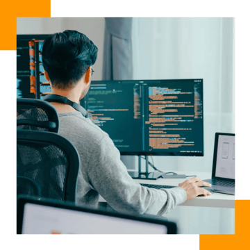 DevOps-Ingenieur optimiert den Code der Cloud-Architektur an seinem Schreibtisch