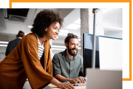 Product Owner und Coach arbeiten im Büro und schauen auf den Computerbildschirm