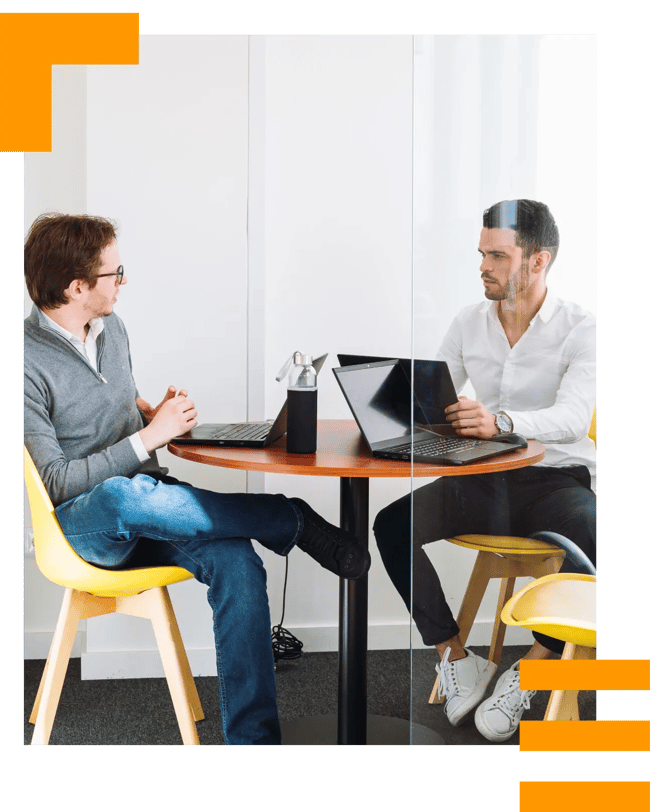 Mitarbeiterinnen besprechen ein Kundenprojekt Mitarbeiterinnen besprechen ein Kundenprojekt