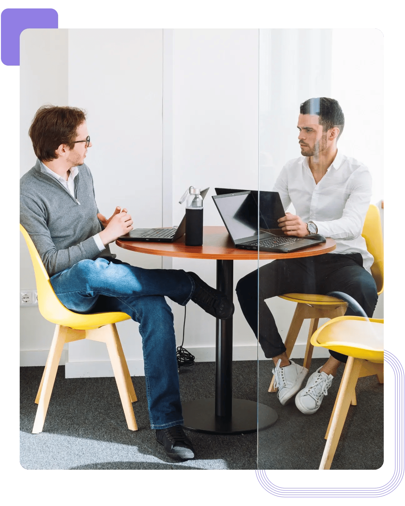 Mitarbeiterinnen besprechen ein Kundenprojekt Mitarbeiterinnen besprechen ein Kundenprojekt