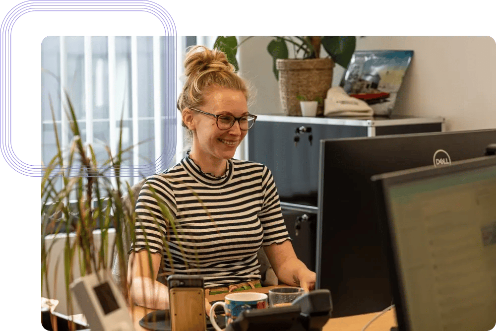 act digital in Deutschland HR Managerin lächelnd