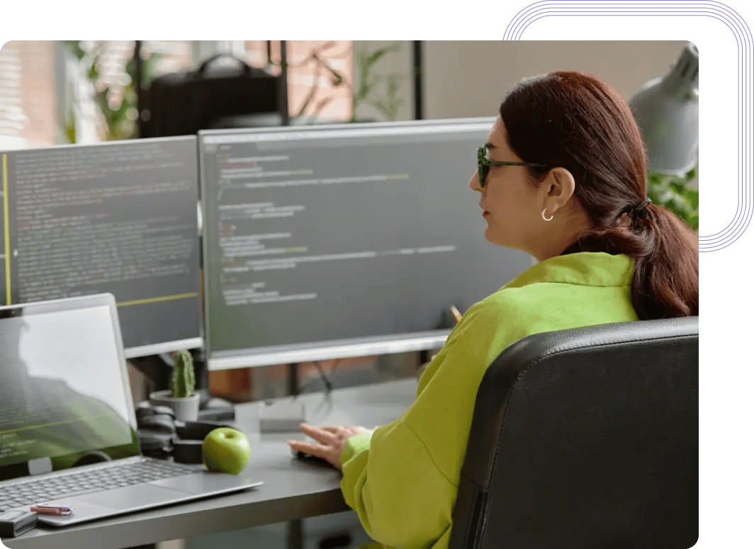 Cloud-Ingenieur bei der Arbeit am Computer