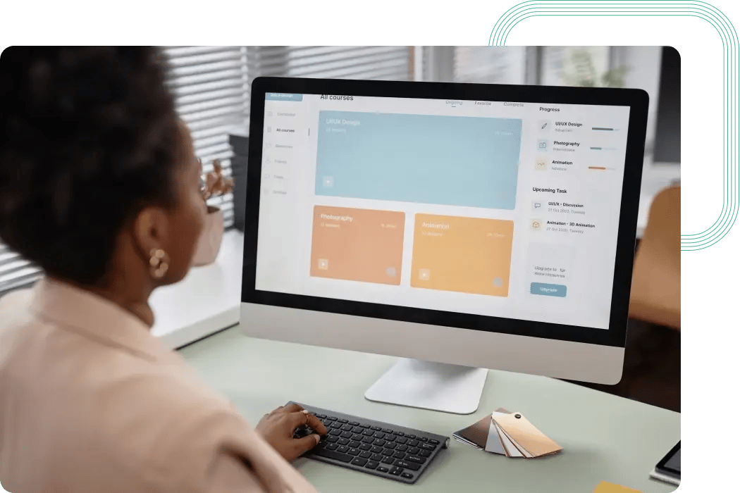 Berater für App-Entwicklung besucht einen UX/UI-Kurs, um seine Fähigkeiten zu verbessern