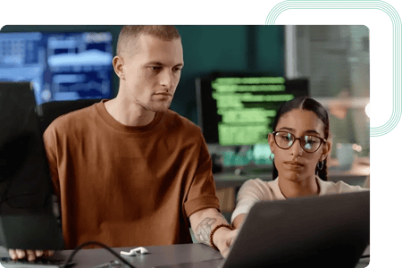 Software-Entwickler, die an der Migration eines neuen Content-Management-Systems arbeiten