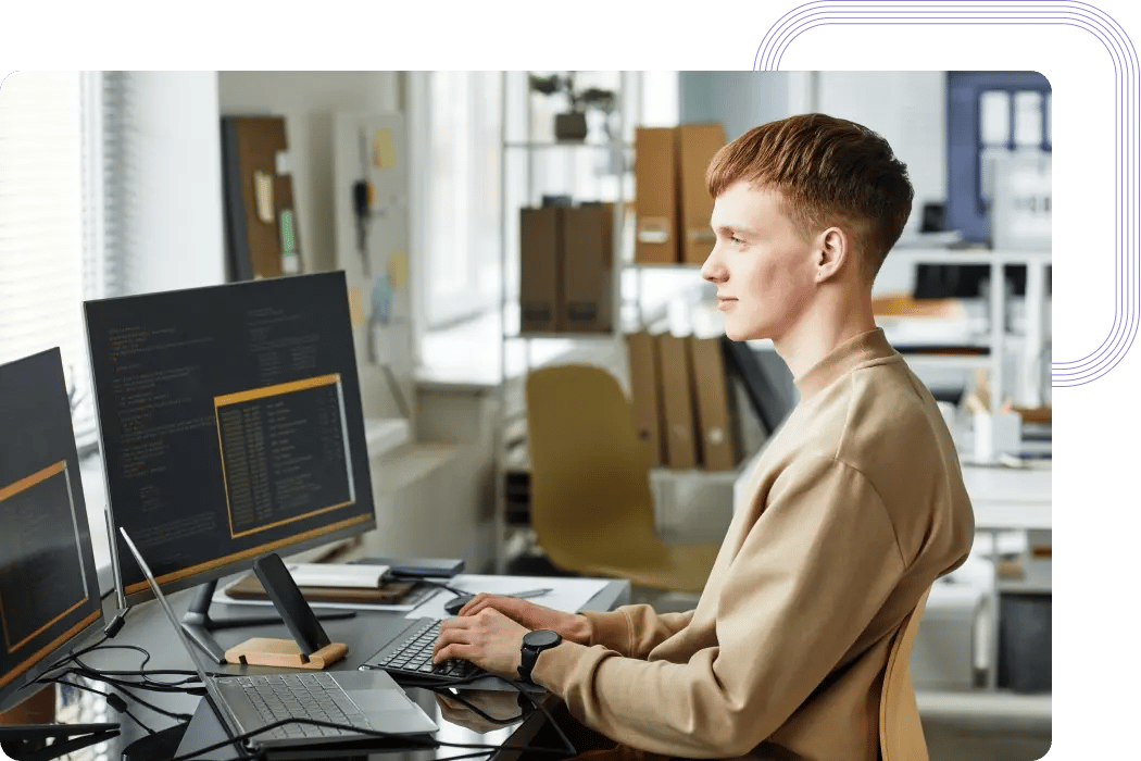 Agile Master bei der Zusammenarbeit an einem Softwareentwicklungsprojekt