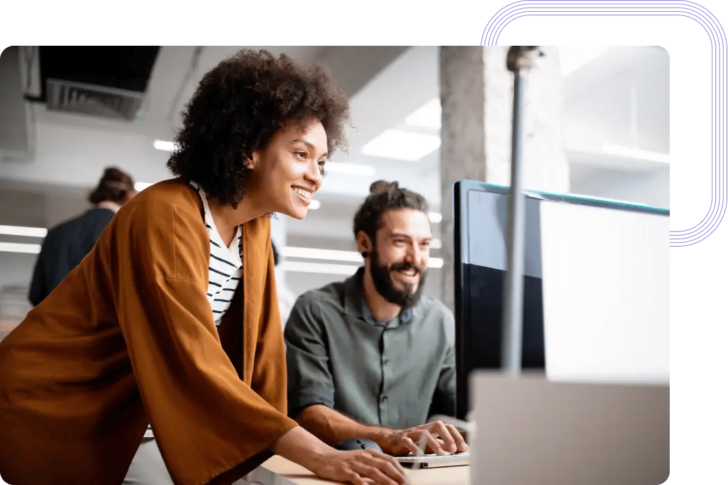 Product Owner Coach, der mit Teammitgliedern an der Verbesserung von Arbeitsabläufen arbeitet