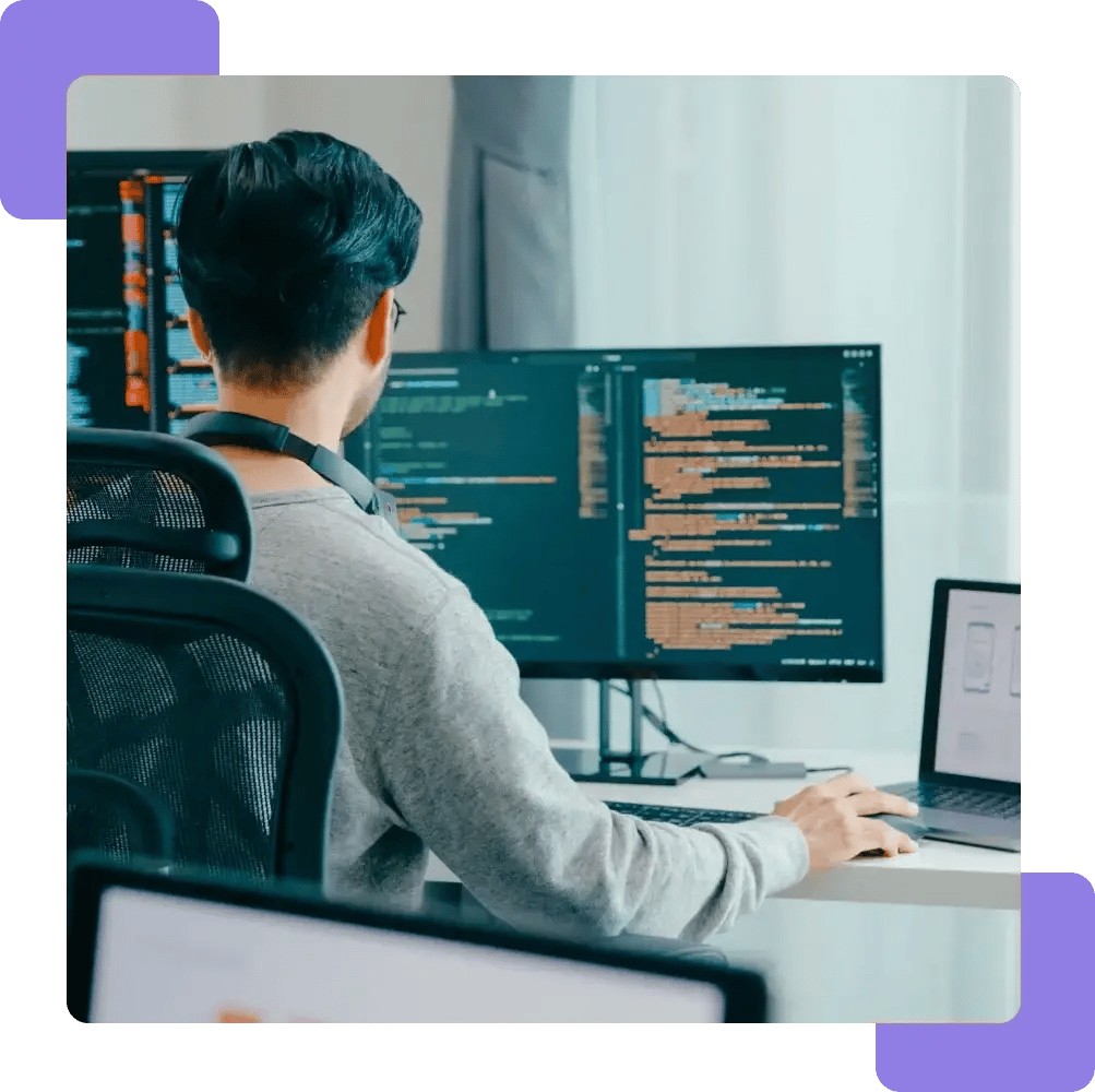 DevOps-Ingenieur optimiert den Code der Cloud-Architektur an seinem Schreibtisch