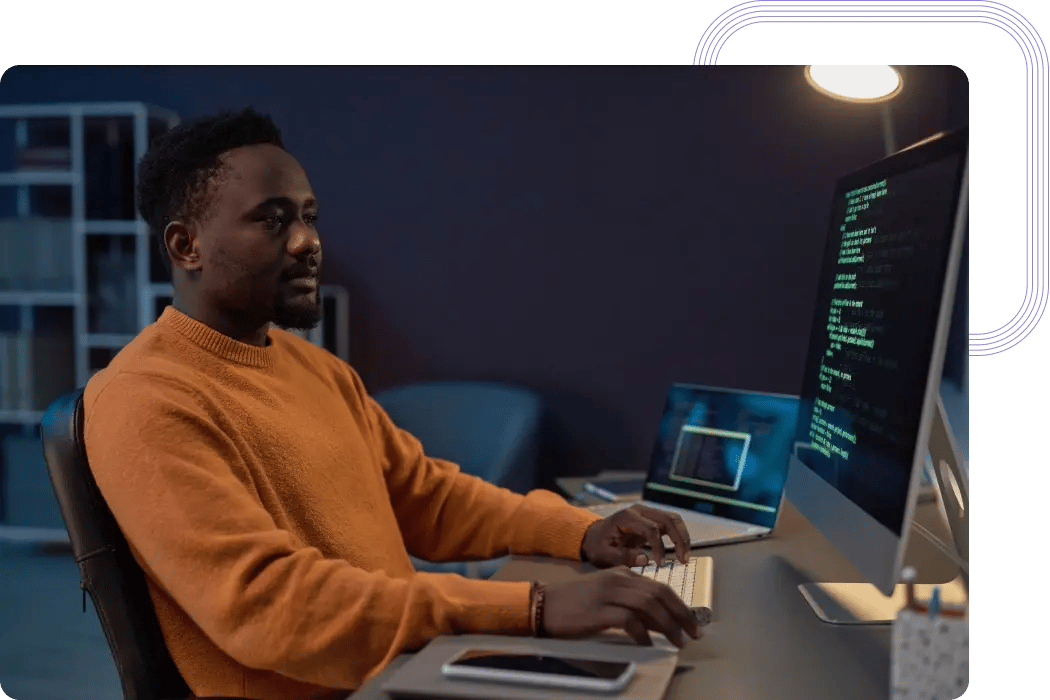 Azure-Entwickler bei der Arbeit an einer Cloud-basierten Anwendung im Büro