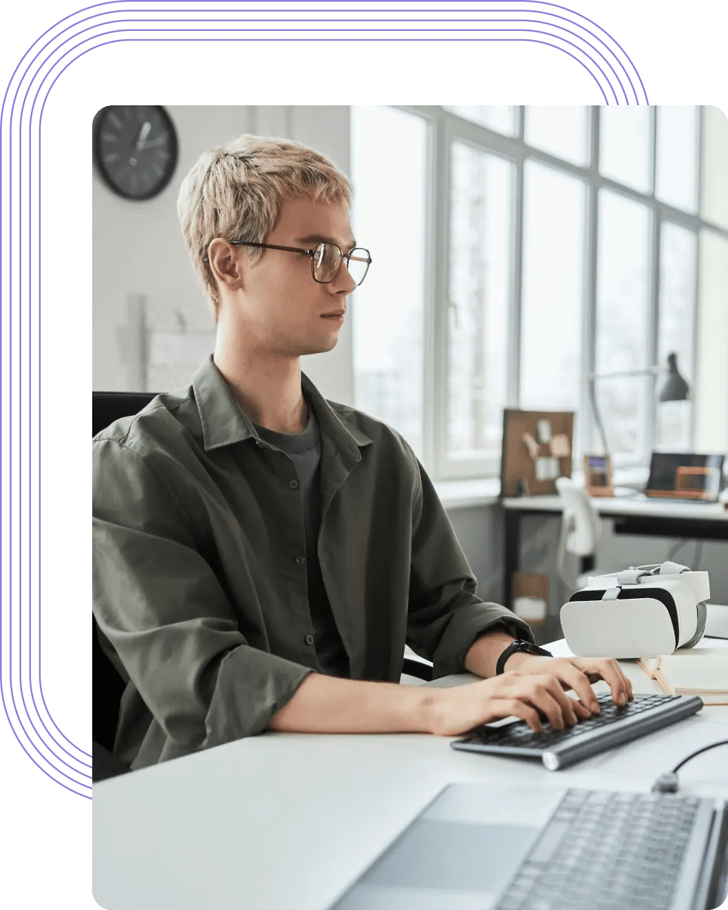DevOps-Ingenieur, der an einer cloudbasierten Lösung für den Computer arbeitet