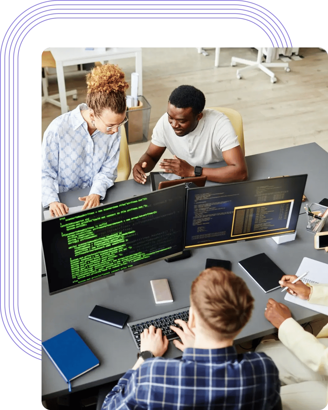 Das Cloud-Betriebsteam bei der Zusammenarbeit im Büro