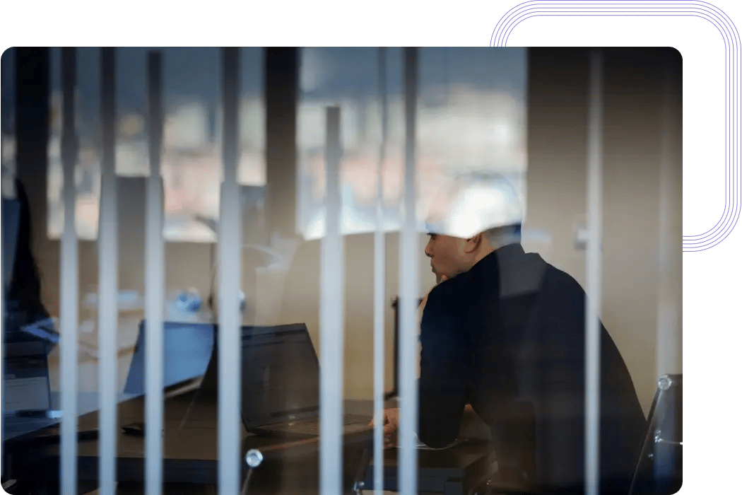 Sicherheitsingenieur in einer Online-Sitzung mit einem Kunden im Büro