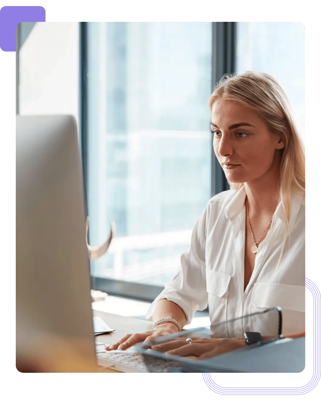 Recruiterin liest Bewerbungen
