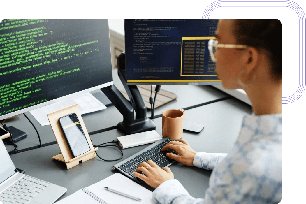 Software-Ingenieurin bei der Arbeit an einer mobilen Anwendung an ihrem Bürotisch