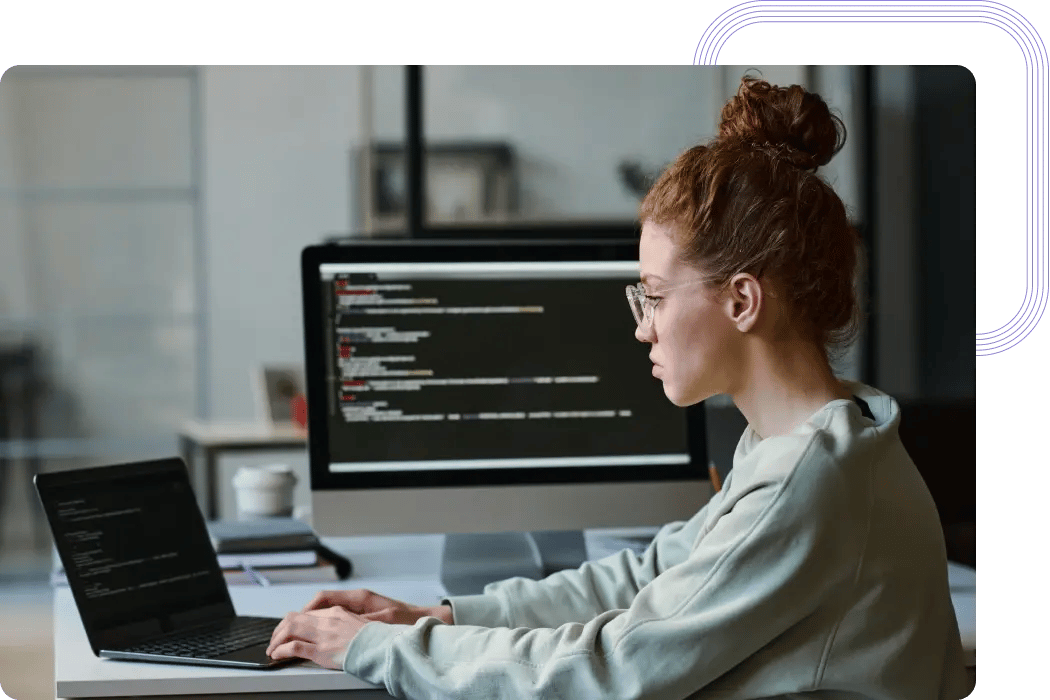 Junior-Softwareentwickler, der im Büro arbeitet