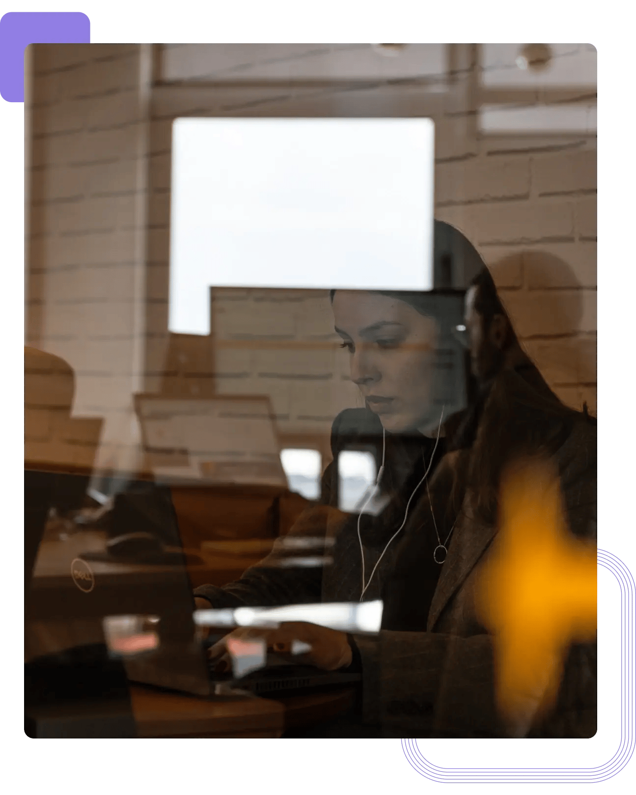 Cyber Security Expertin bei der Arbeit