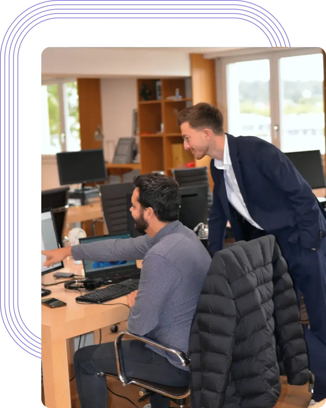 Unternehmensleiter, die im Büro gemeinsam an einem Kundenvorschlag arbeiten Unternehmensleiter, die im Büro gemeinsam an einem Kundenvorschlag arbeiten