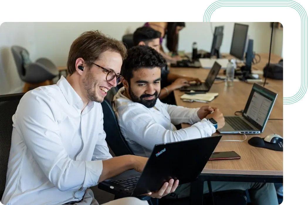 IT-Berater arbeiten bei act digital zusammen, im Büro IT-Berater arbeiten bei act digital zusammen, im Büro