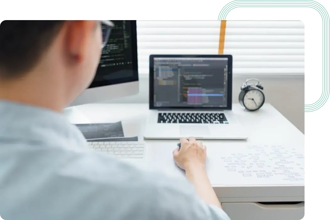 Softwareentwickler, der aus der Ferne an einem Kundenprojekt arbeitet Softwareentwickler, der aus der Ferne an einem Kundenprojekt arbeitet