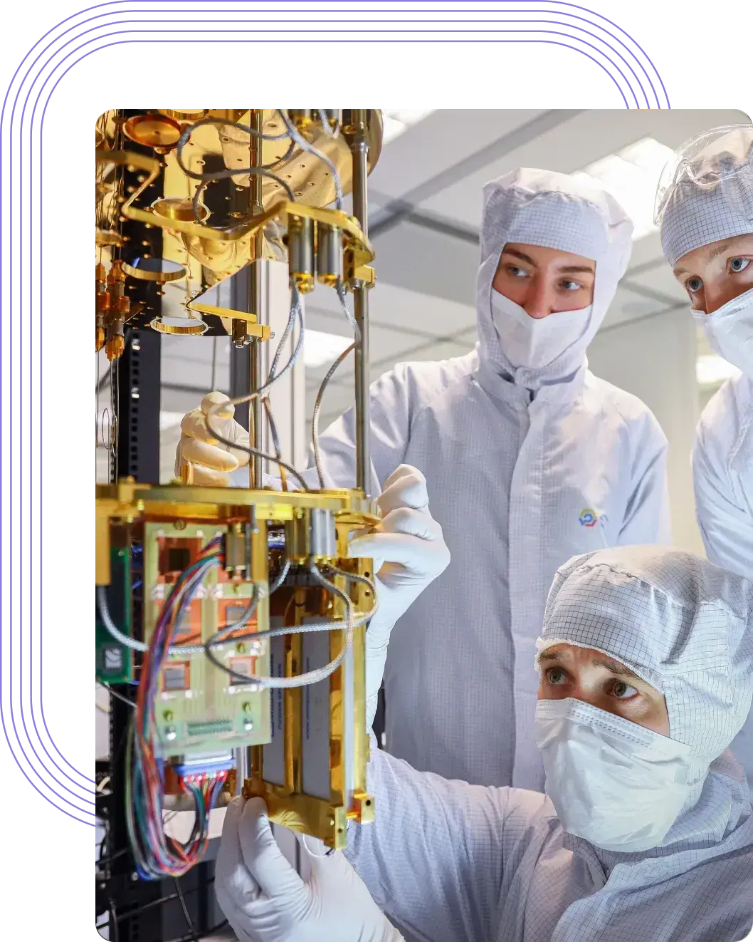 Das Team des FMN-Labors baut den kryogenen Teil des Quantencomputers zusammen, der die Kühlung von supraleitenden Prozessoren auf fast den absoluten Nullpunkt (-273,1 °C) ermöglicht. Die Chips solcher Prozessoren basieren auf supraleitenden Qubits und koplanaren Resonatoren, die bei Mikrowellenfrequenzen arbeiten. Das Qubit („Quantenbit“) - die treibende Kraft eines Quantencomputers - zeigt seine einzigartigen Eigenschaften nur unter den Bedingungen des absoluten Nullpunkts und des vollständigen Schutzes vor äußeren Einflüssen durch den Verdünnungskryostaten. Das Schema und der Aufbau eines Messkreises, der Hunderte von Elementen umfasst (Steuergeräte, spezielle Filter und Abschirmungen, Dämpfungsglieder, Mikrowellenkomponenten usw.), haben großen Einfluss auf die Qualität der von uns geschaffenen Quantensysteme.