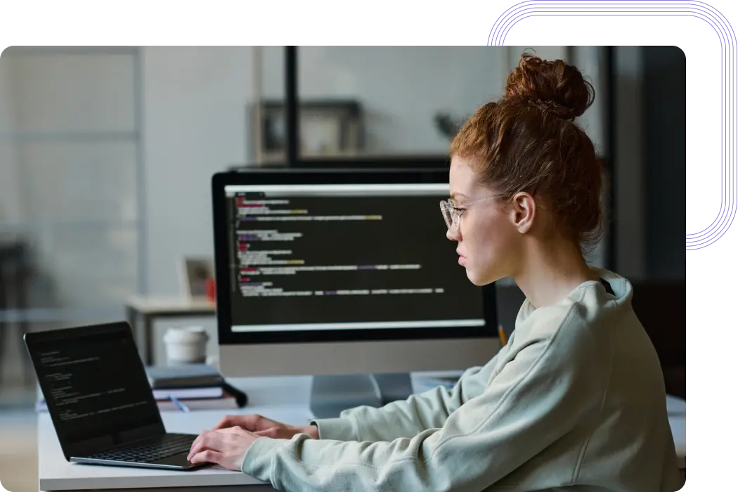 Sicherheitsberaterin schreibt Pentest-Bericht an ihrem Laptop Sicherheitsberaterin schreibt Pentest-Bericht an ihrem Laptop